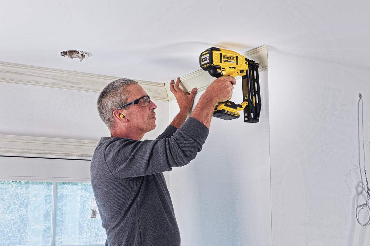 Dewalt 20 V Max XR, cloueur de finition droit de calibre 16 – Outil seulement