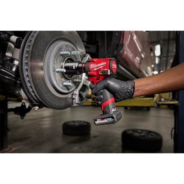 Milwaukee M12 3/8" Fuel Stubby Impact Wrench Kit