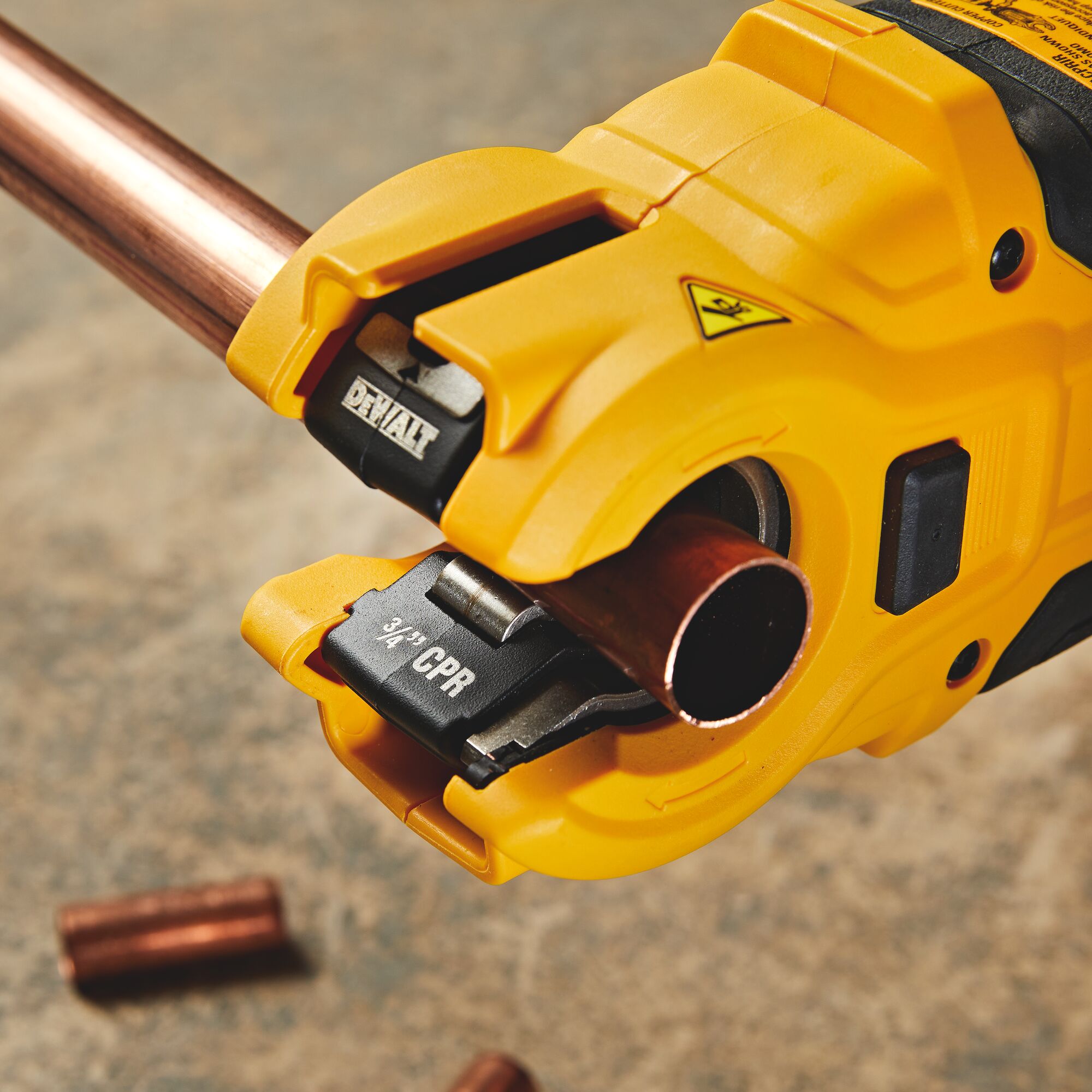 Dewalt Impact Ready Copper Tubing Cutter with Brace Bracket (Coupeur de tubes en cuivre prêt à l'emploi avec support)