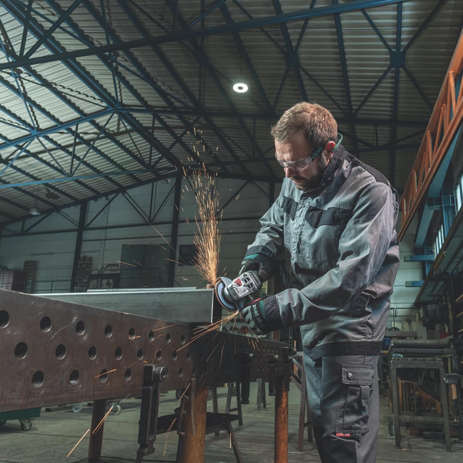 Metabo 4 1/2 - 5" Meuleuse d'angle 11 Amp 11,000 RPM avec interrupteur coulissant verrouillé