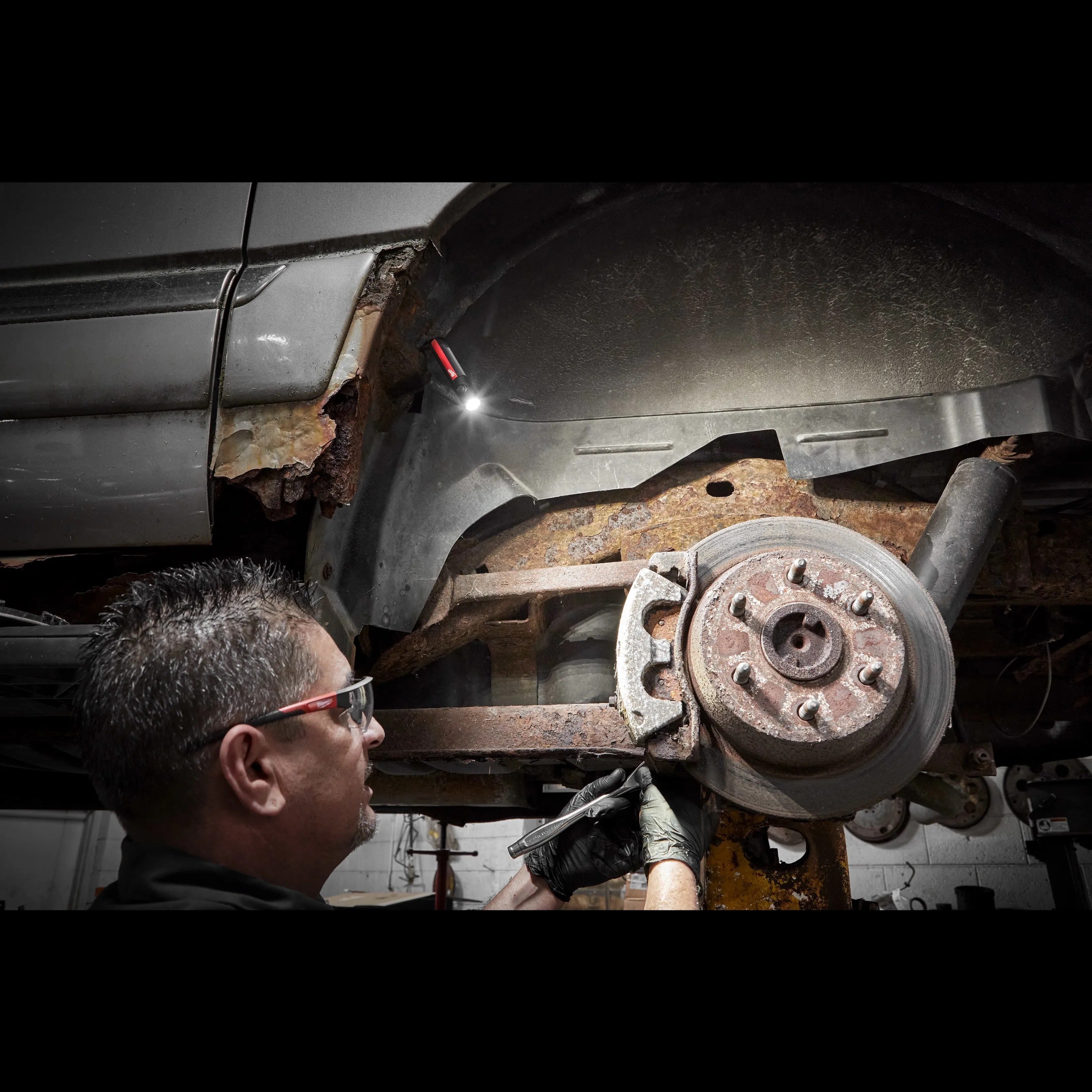 Milwaukee Electric 500L Carry Flashlight with Magnet Racharge