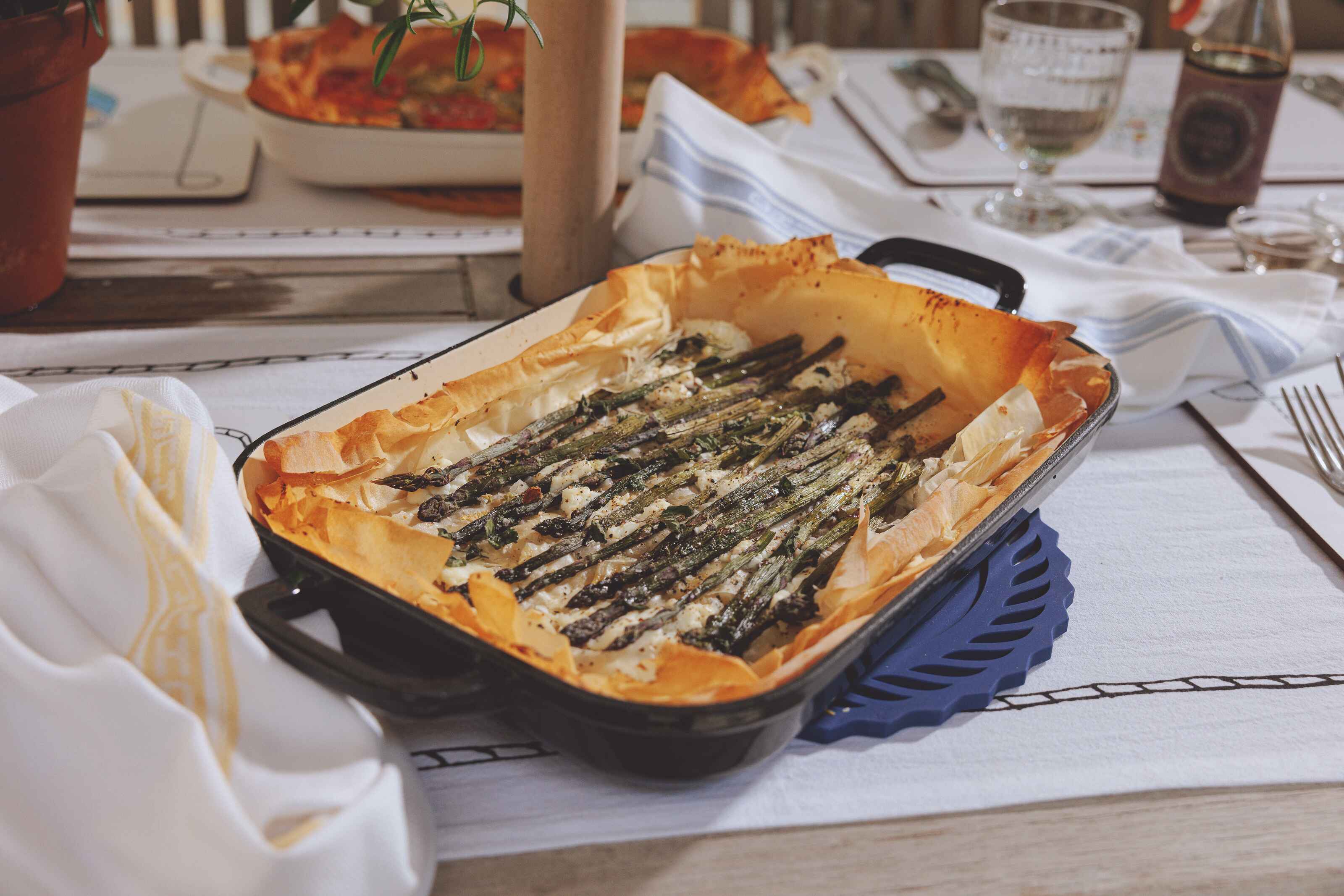 Chuck Hughes Shallow Roaster Cast Iron 2.38L - 33 x 21cm - Midnight Blue