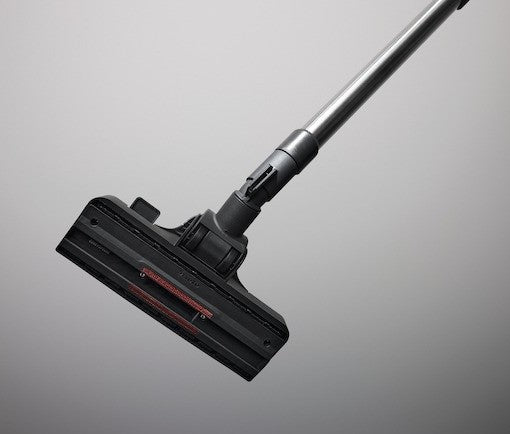 La brosse à plancher universelle AllTeQ de Miele pour une aspiration sans effort