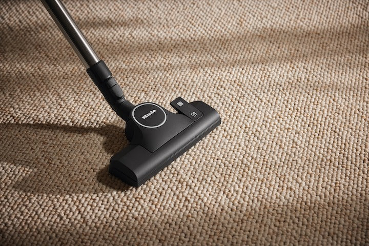 La brosse à plancher universelle AllTeQ de Miele pour une aspiration sans effort