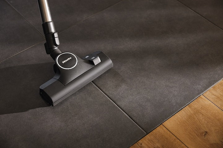 La brosse à plancher universelle AllTeQ de Miele pour une aspiration sans effort