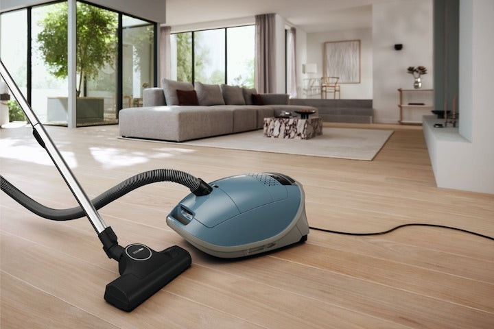 La brosse à plancher universelle AllTeQ de Miele pour une aspiration sans effort