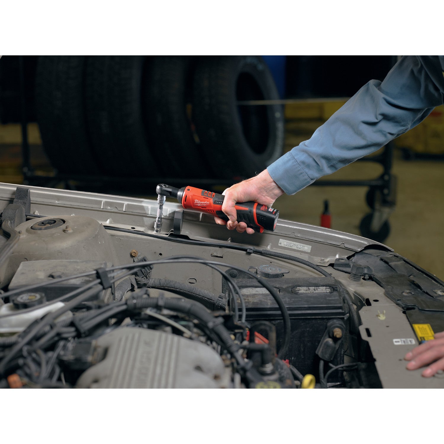 Milwaukee M12 3/8" Cordless Lithium Ratchet Kit with Tool Bag